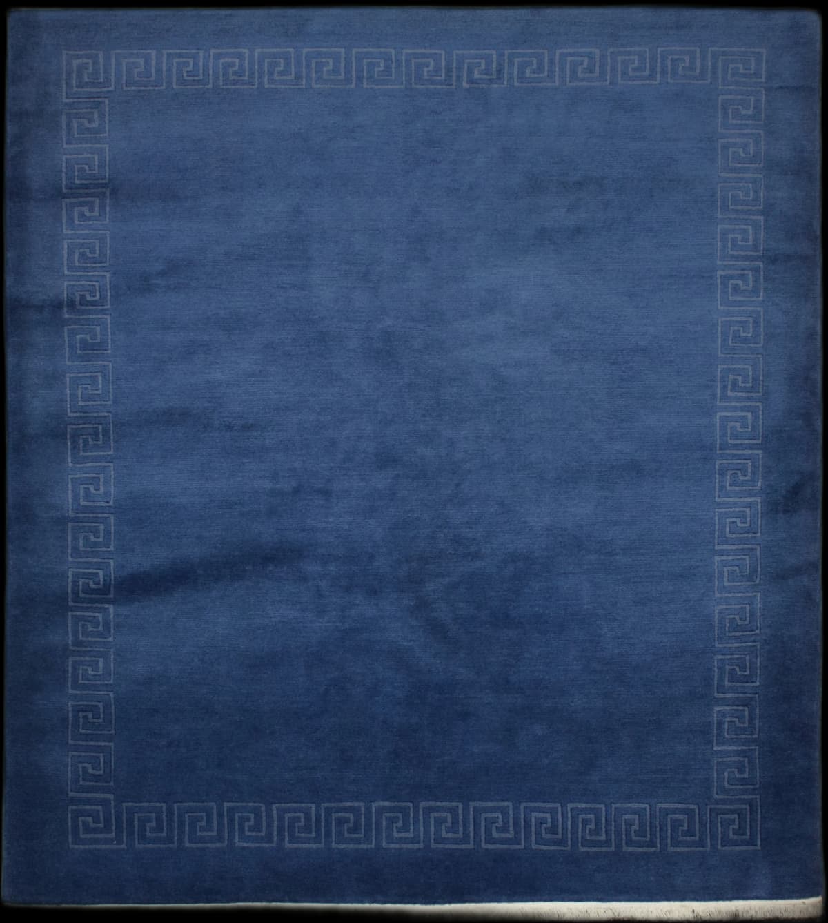 alfombra nepalí en dimensiones 245 centímetros de largo por 202 centímetros de ancho con colores principalmente azul
