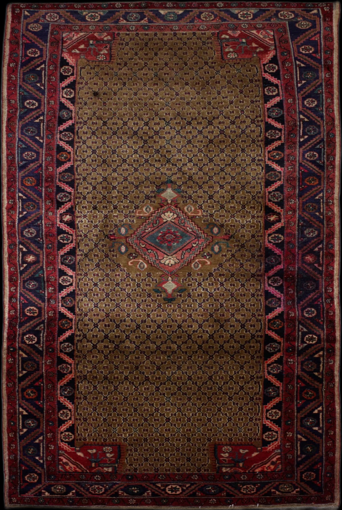 alfombra persa en dimensiones 350 centímetros de largo por 156 centímetros de ancho con colores principalmente rojo