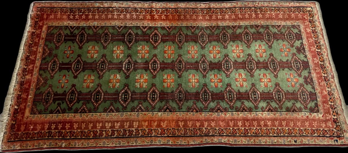 Perserteppich Turkmene, orientalisch, 94x179 cm, überwiegend in Grün und Rot — Perspektive