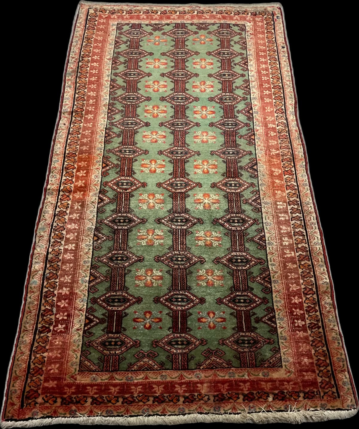 Perserteppich Turkmene, orientalisch, 94x179 cm, überwiegend in Grün und Rot — Perspektive