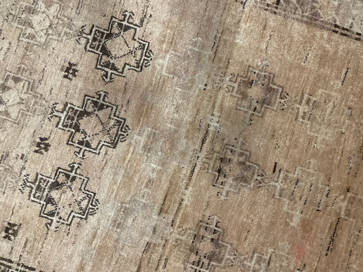 Perserteppich Belutsch, orientalisch, 117x220 cm, überwiegend in Braun — Nahaufnahme der Textur