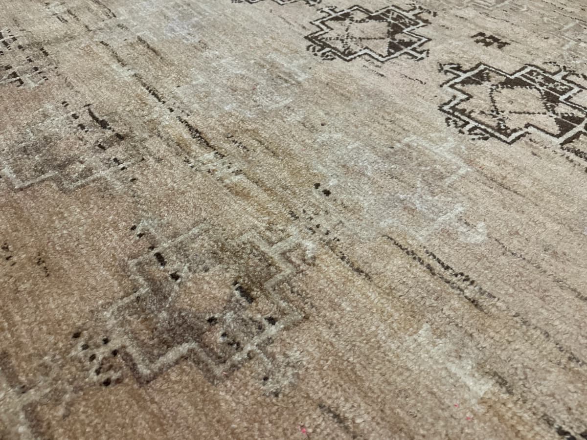 Perserteppich Belutsch, orientalisch, 117x220 cm, überwiegend in Braun — Nahaufnahme der Textur