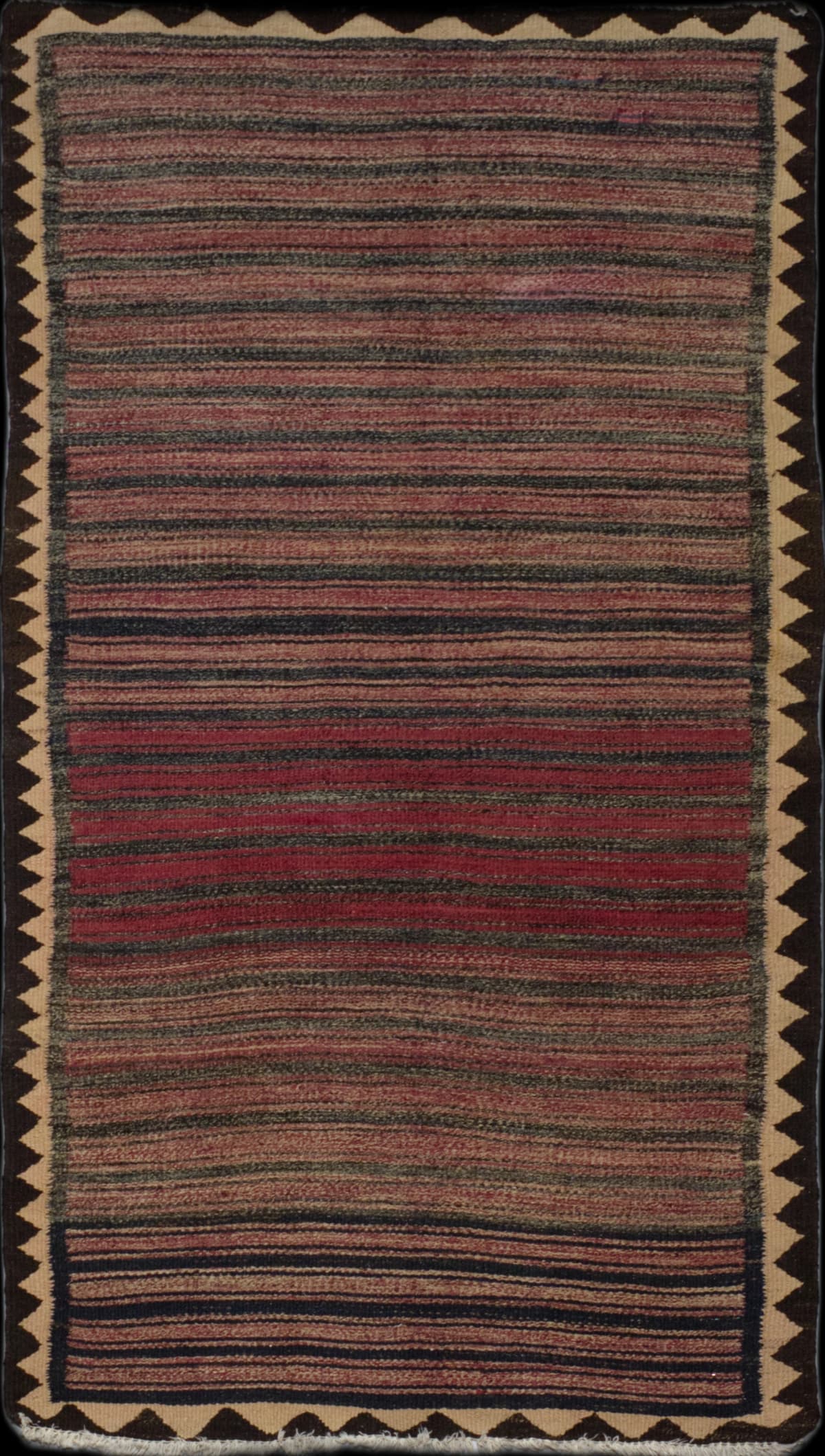 alfombra persa en dimensiones 227 centímetros de largo por 120 centímetros de ancho con colores principalmente verde