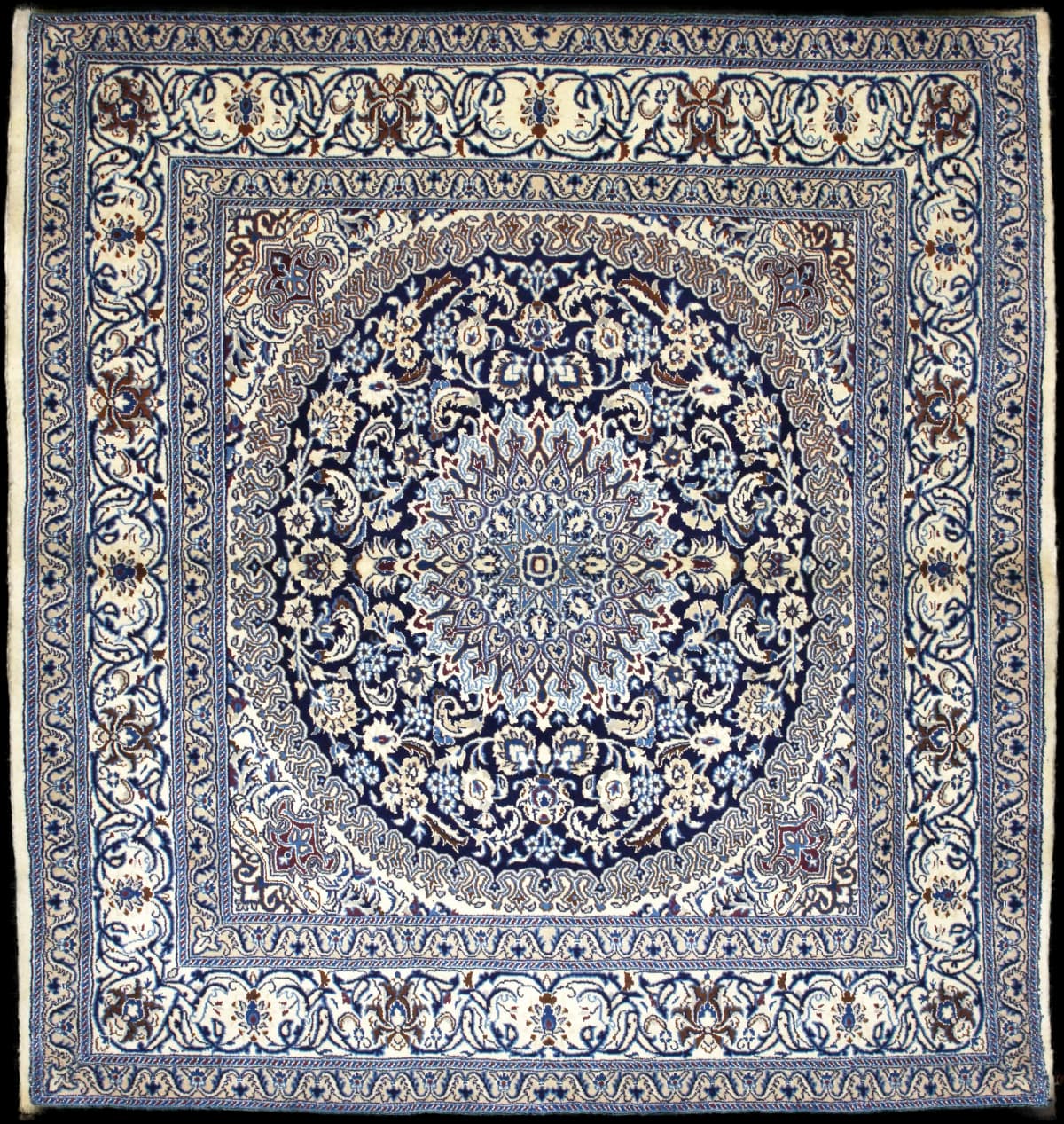 alfombra persa de estilo Nain en dimensiones 208 centímetros de largo por 198 centímetros de ancho con colores principalmente beige y azul