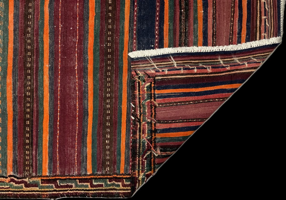 Persischer Kelim-Sumak-Teppich, 135x152 cm, überwiegend in Lila und Orange — Gefaltet