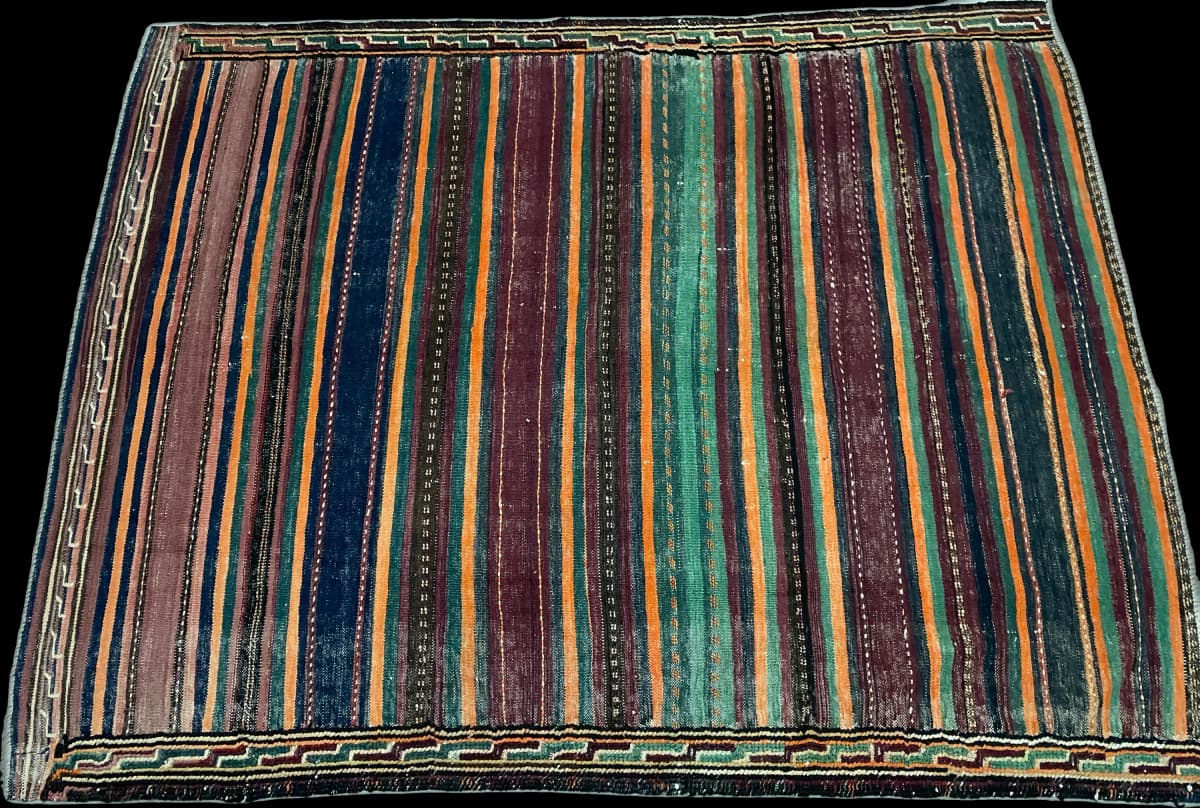Persischer Kelim-Sumak-Teppich, 135x152 cm, überwiegend in Lila und Orange — Perspektive