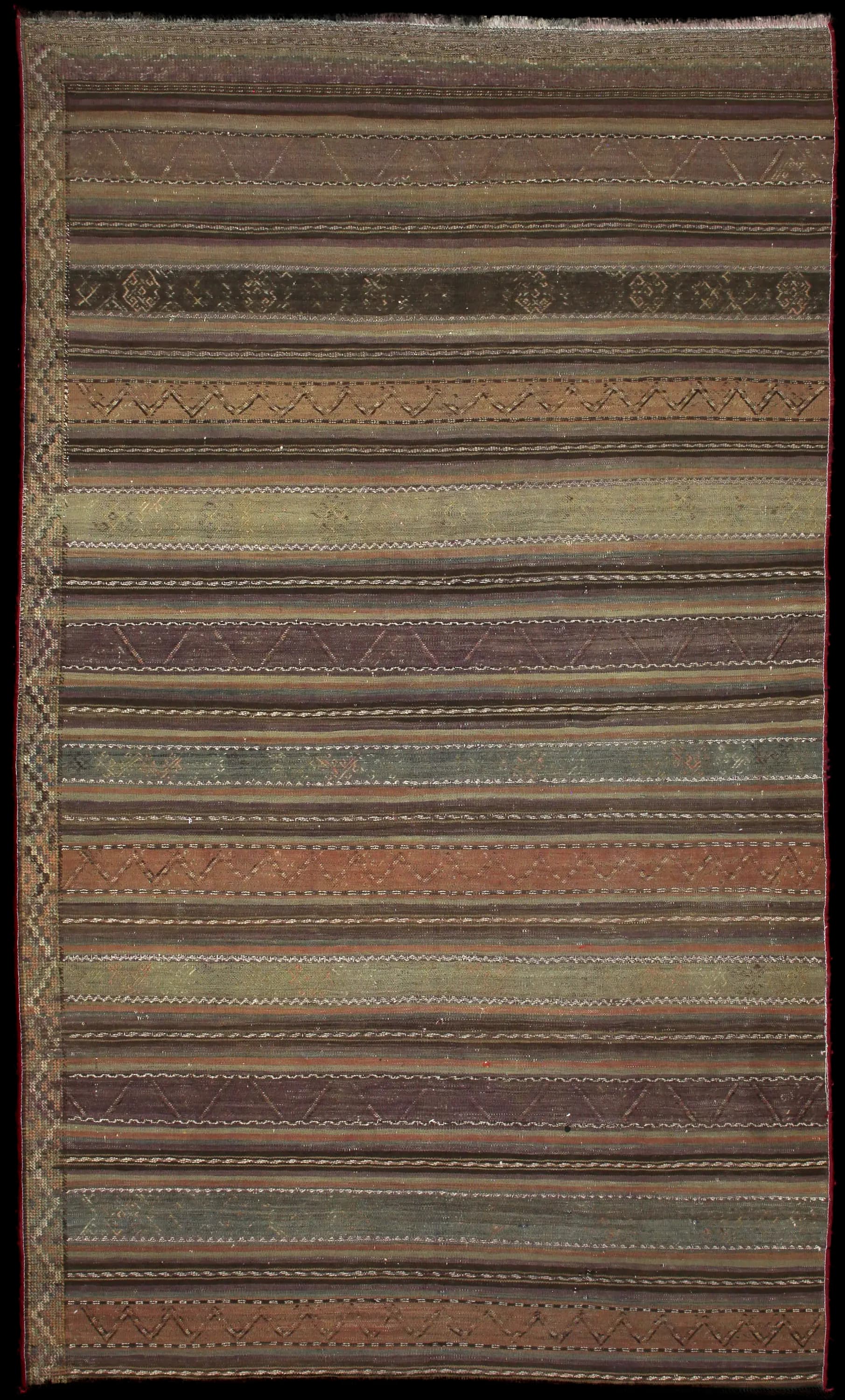 Handmade Persiano rug in dimensions 268 centimeters length by 153 centimeters width