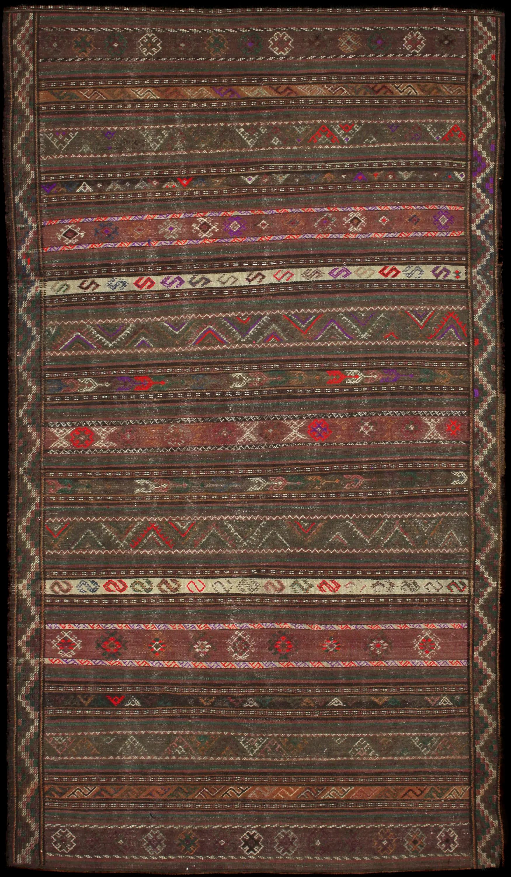 Handmade Persa rug in dimensions 260 centimeters length by 145 centimeters width