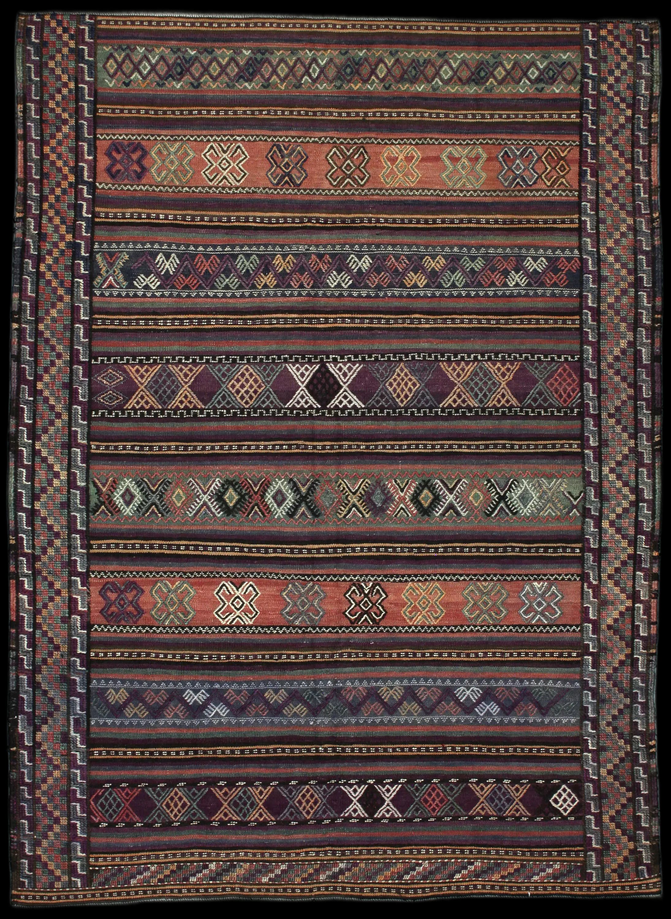 Handmade Persiano rug in dimensions 205 centimeters length by 151 centimeters width with mainly Viola e Marrone colors