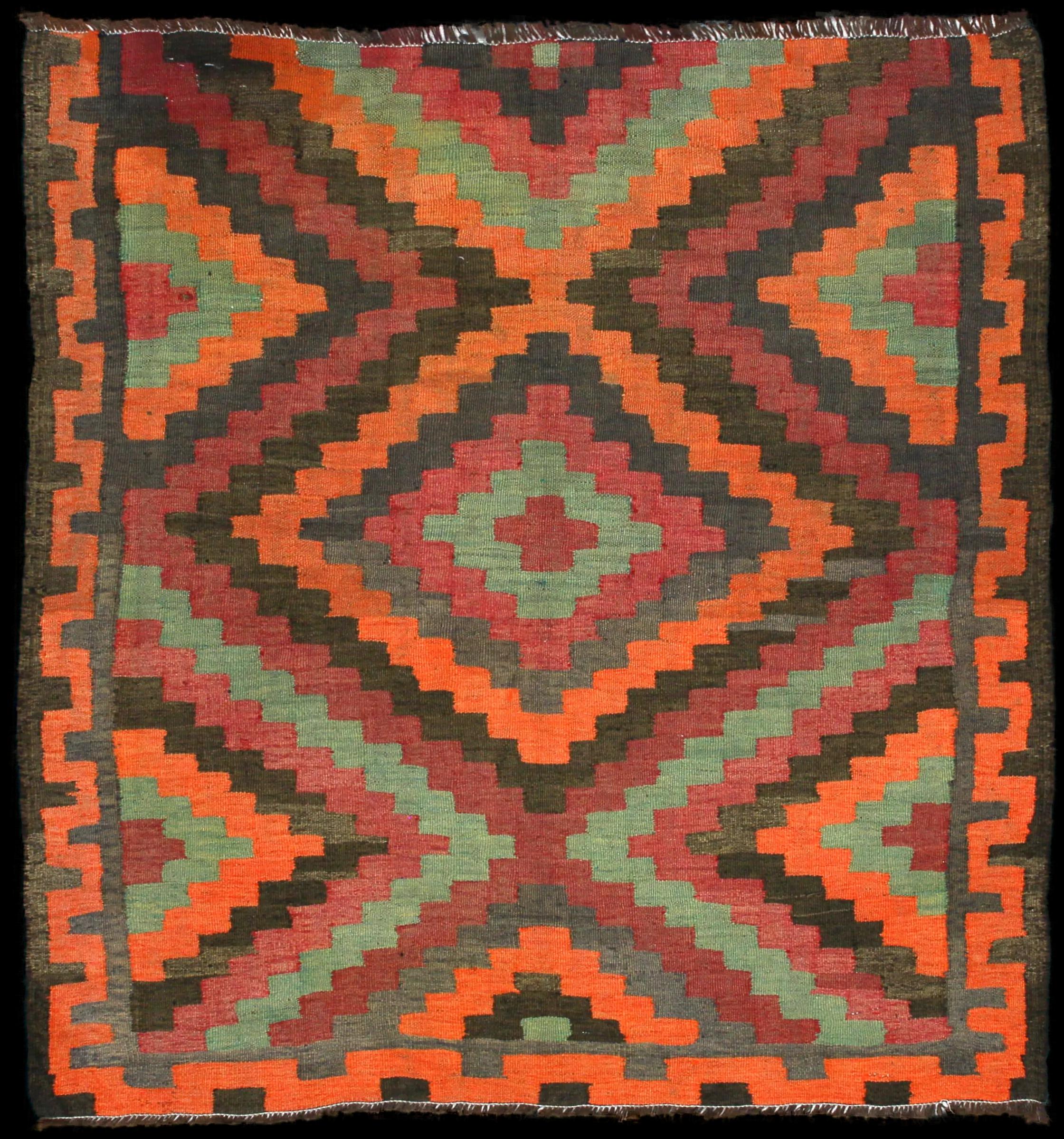 Handmade Persiano rug in dimensions 133 centimeters length by 130 centimeters width