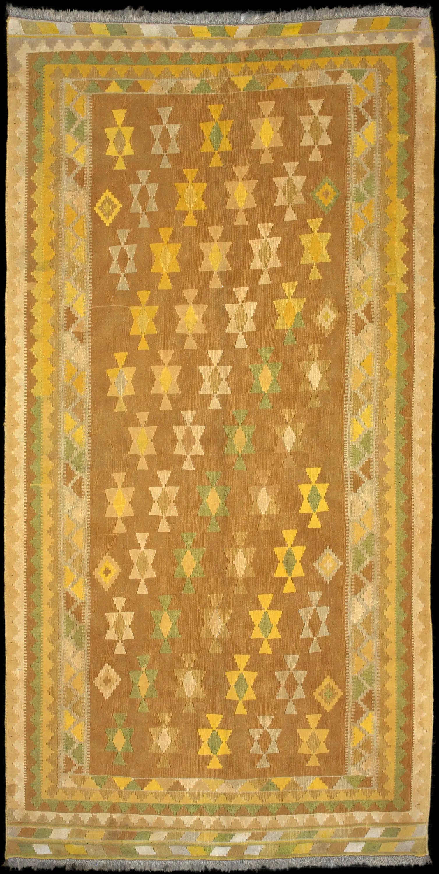 Handmade Perse rug in dimensions 285 centimeters length by 147 centimeters width with mainly Jaune colors