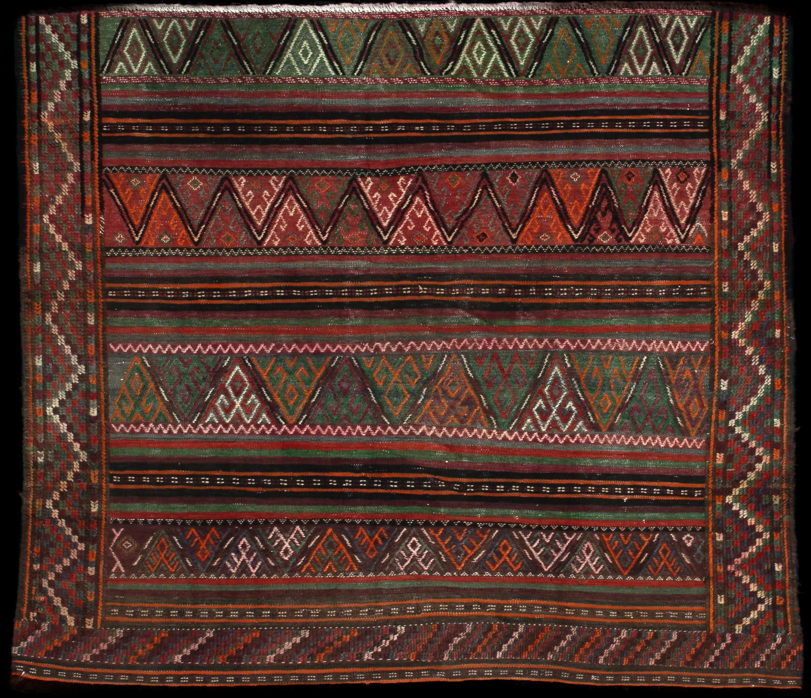 Handmade Perse rug in dimensions 155 centimeters length by 135 centimeters width with mainly Vert et Marron colors