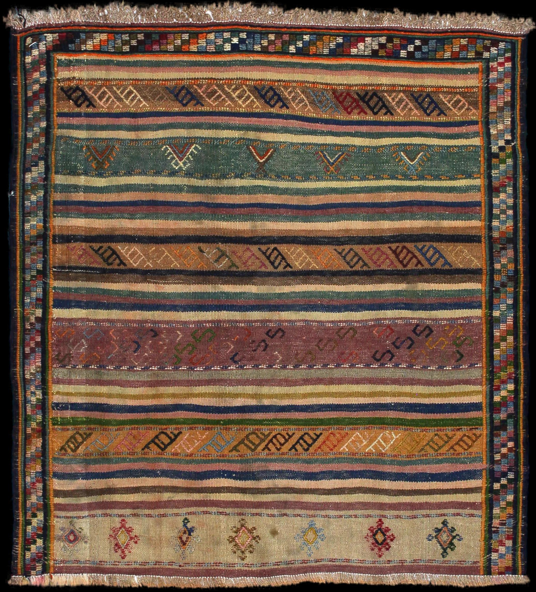 Handmade Perse rug in dimensions 128 centimeters length by 120 centimeters width with mainly Vert et Jaune colors