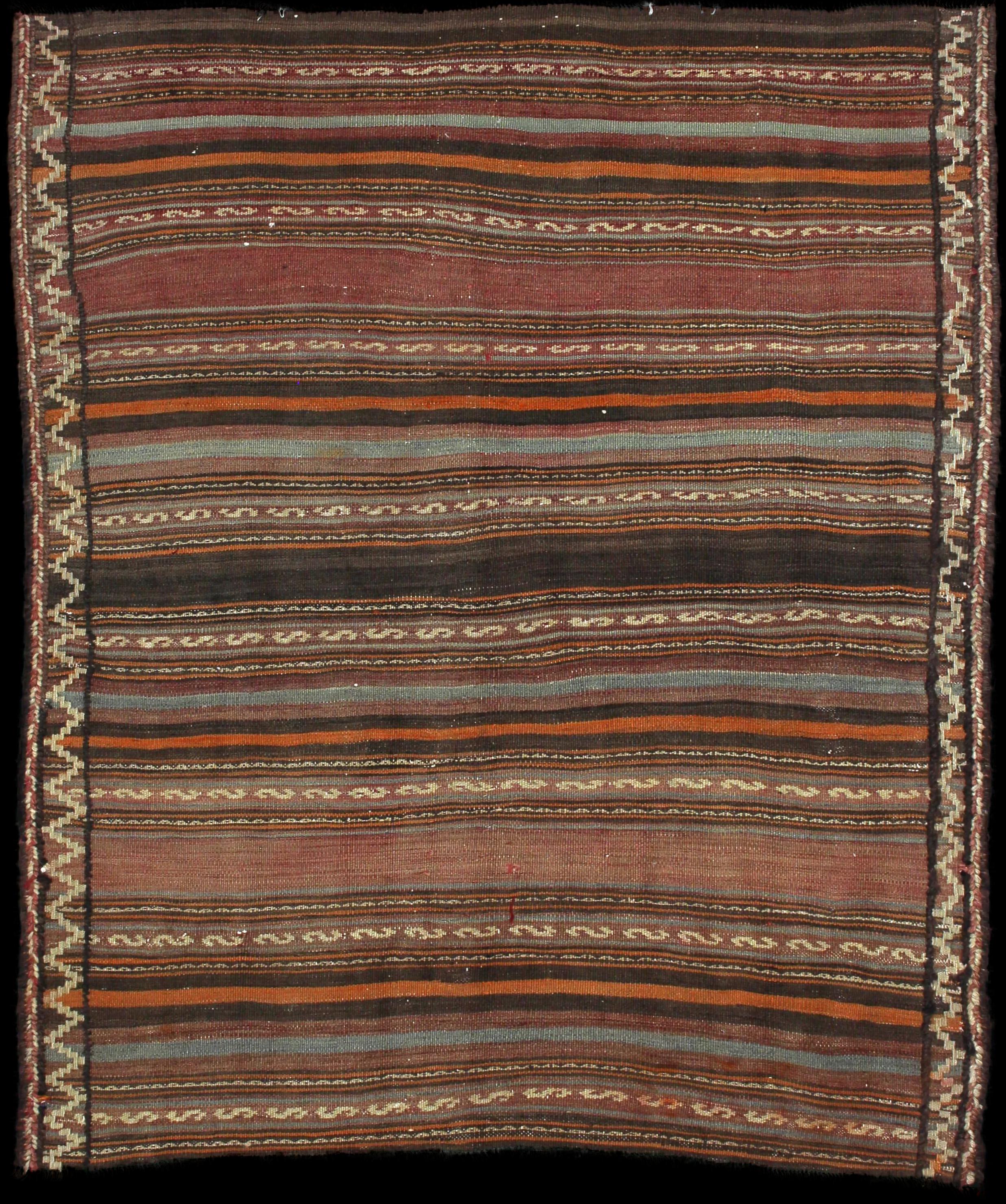 Handmade Persa rug in dimensions 163 centimeters length by 138 centimeters width