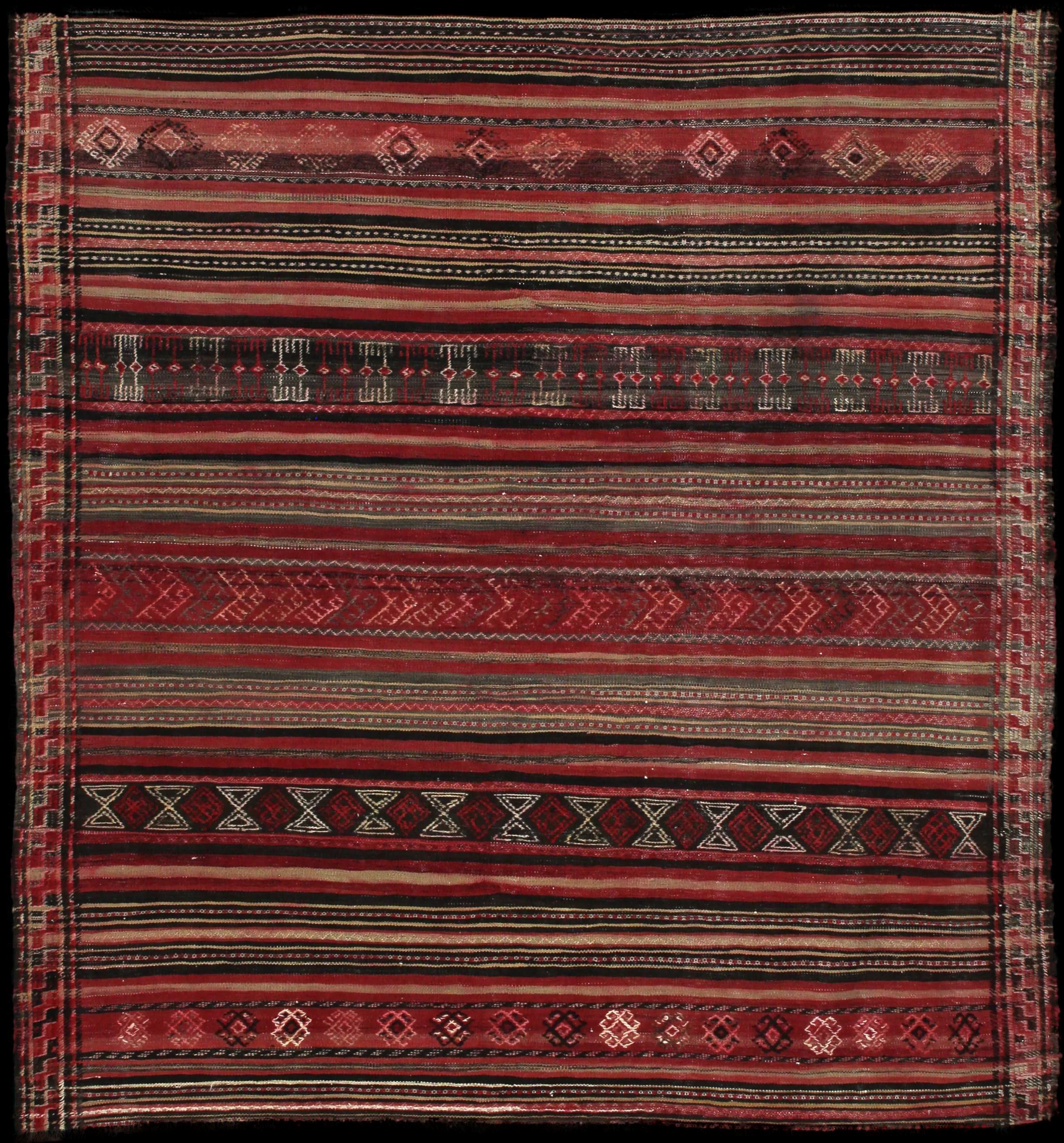 Handmade Persiano rug in dimensions 165 centimeters length by 154 centimeters width with mainly Rosso colors