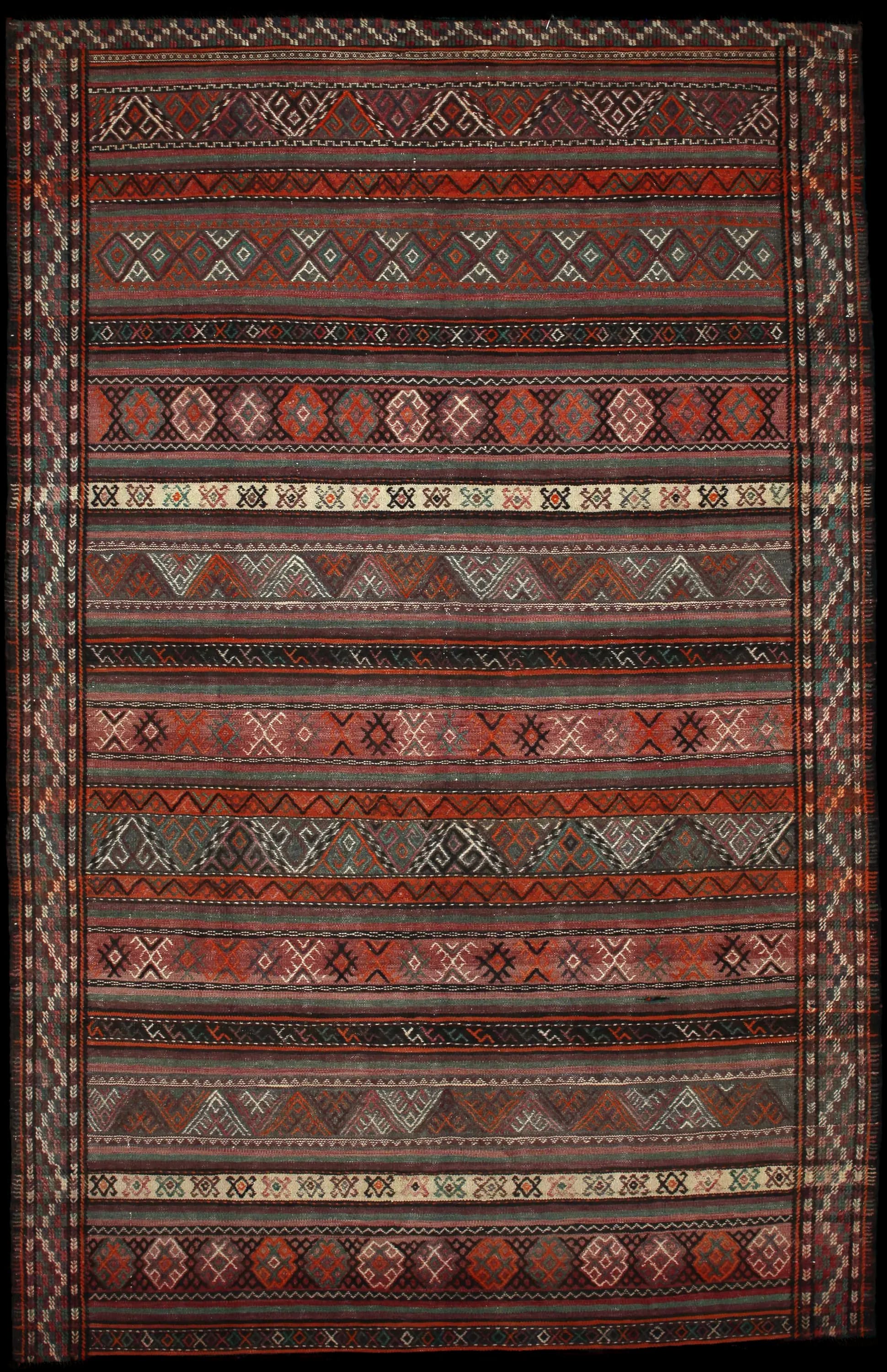 Handmade Persiano rug in dimensions 247 centimeters length by 160 centimeters width with mainly Rosso e Marrone colors