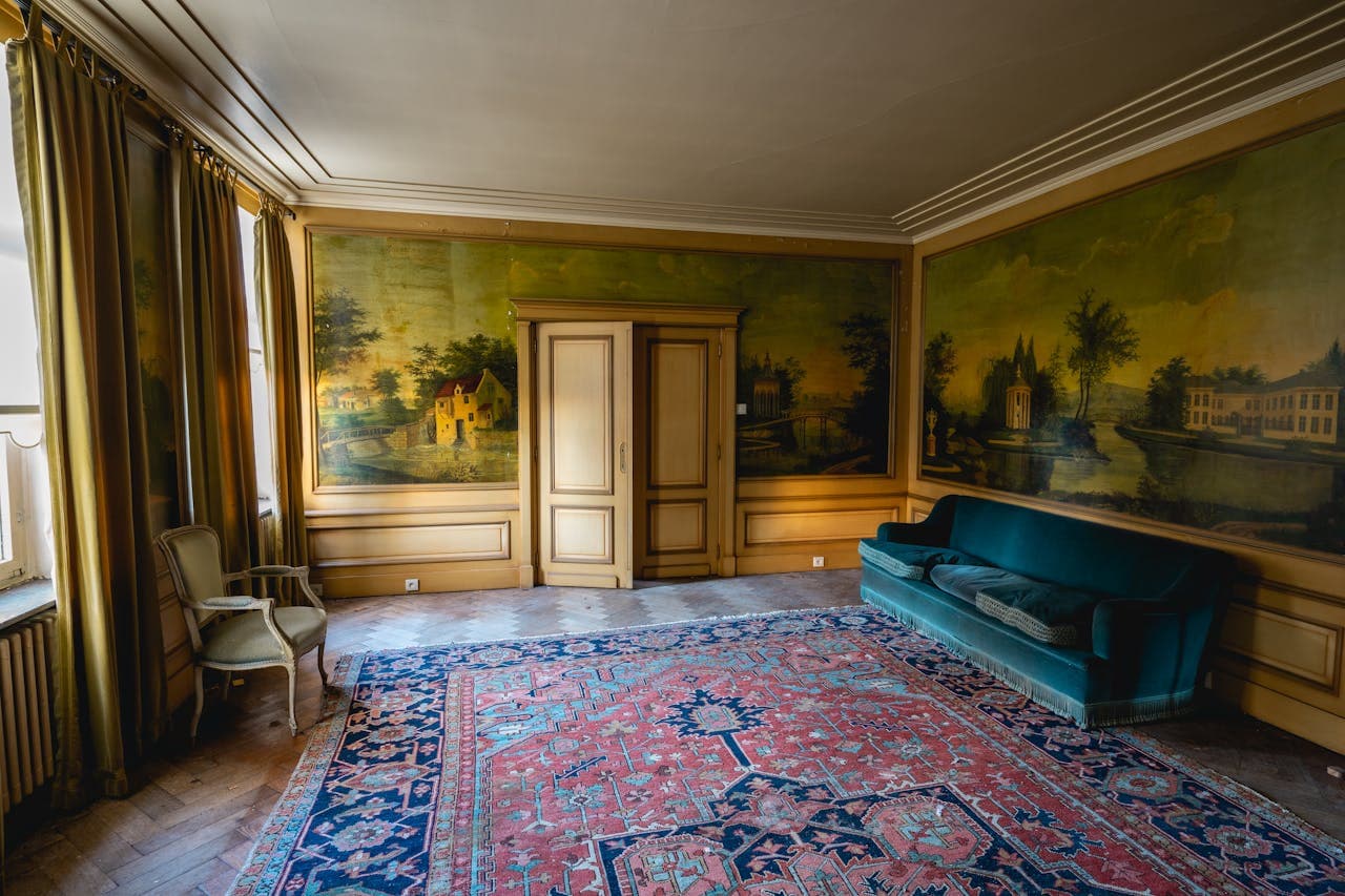 Ein sauberer, gepflegter Teppich in einem Wohnzimmer