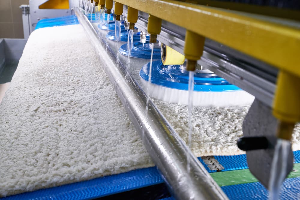 Maschinell hergestellter Teppich, mit moderner Ausrüstung gereinigt
