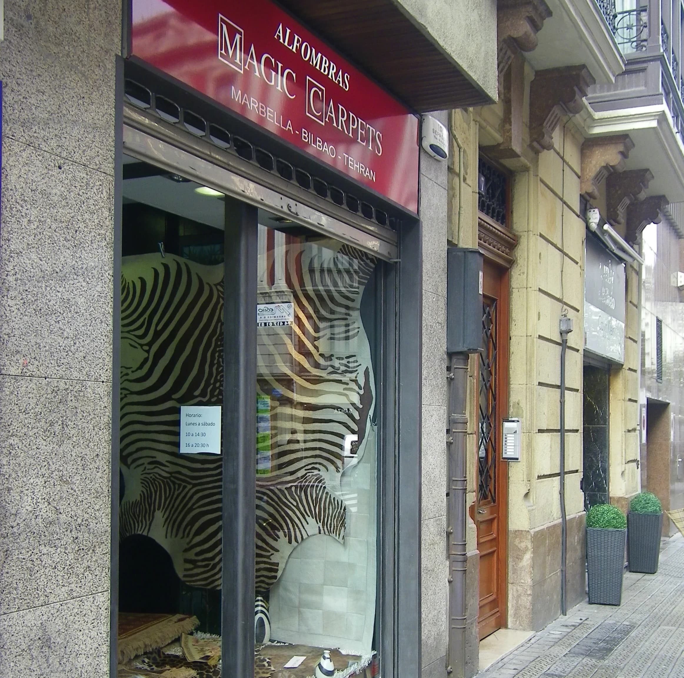 Eingang des Magic Carpets Bilbao-Geschäfts