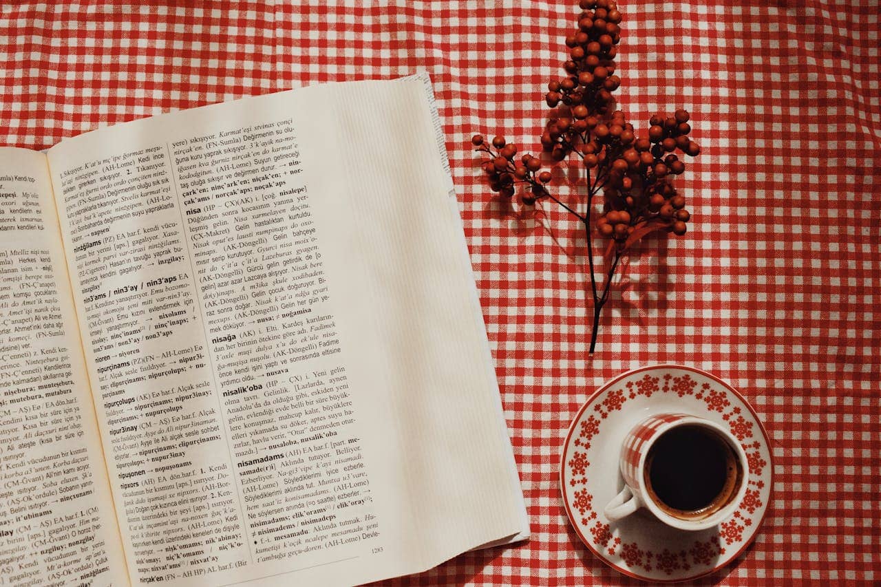 Närbild av olika matttexturer och vävmönster som visar mångfalden av mattterminologi